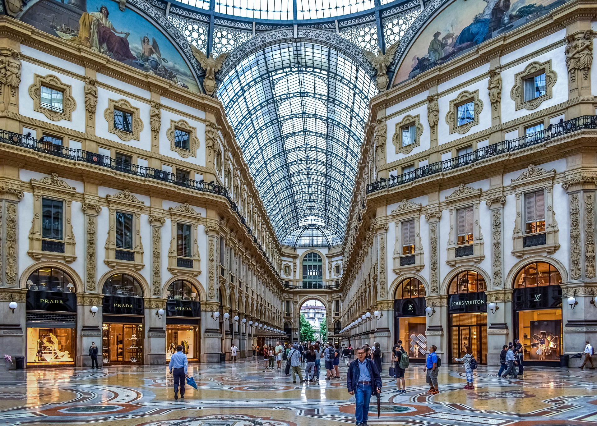 Turistas Que Andam Nas Lojas Famosas Da Cidade Itália De Milão